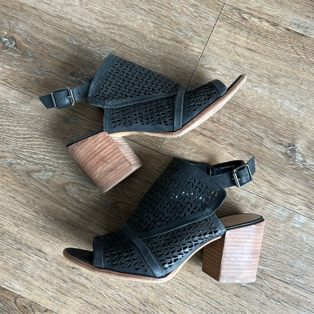 Vince Camuto - cutout bootie - size 6